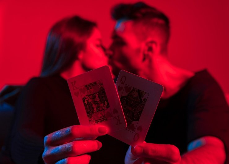 Pengguna Indonesia bermain live casino olextoto di smartphone sambil bersantai di rumah malam hari